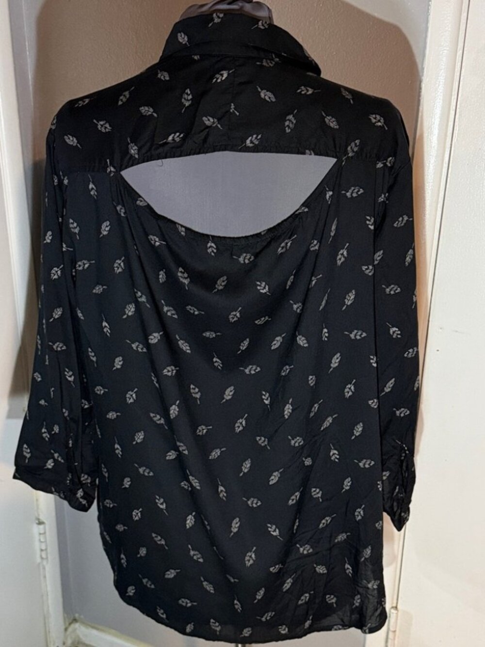 5/$10 - American Eagle Outfitters Women's Black  Button-Down Hi-Low Shirt Size L - Picture 4 of 6